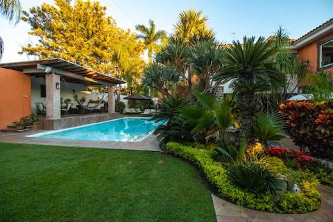 "Titanic" house with pool and wading pool