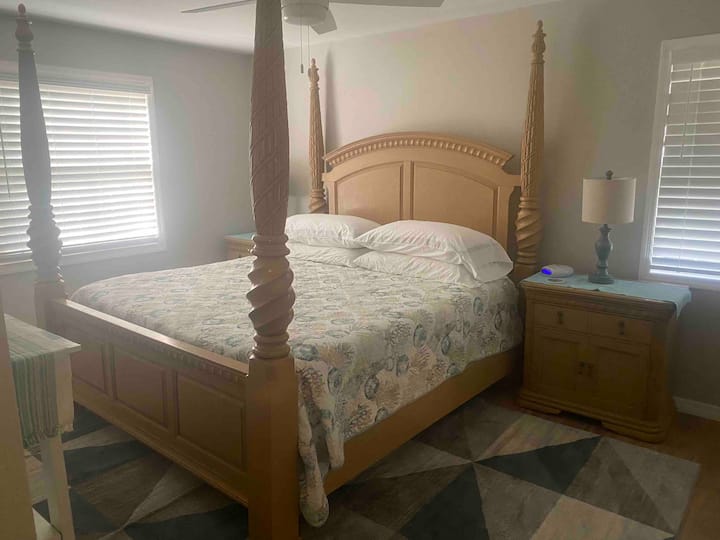 Основната спалня има двойно легло king size