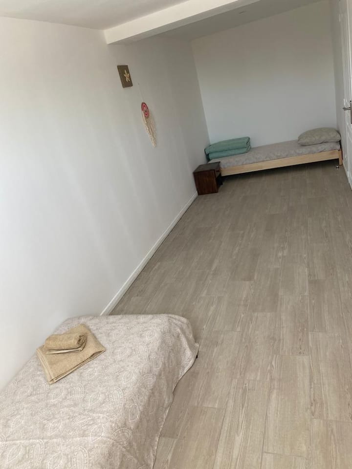 3号卧室配有2张模块化床，如有需要，可铺成双人床