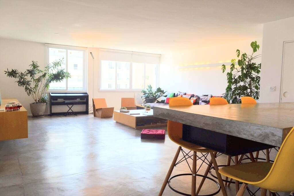 Entrada: Sala de estar com cozinha integrada de dia (Living room and Kitchen in the morning)