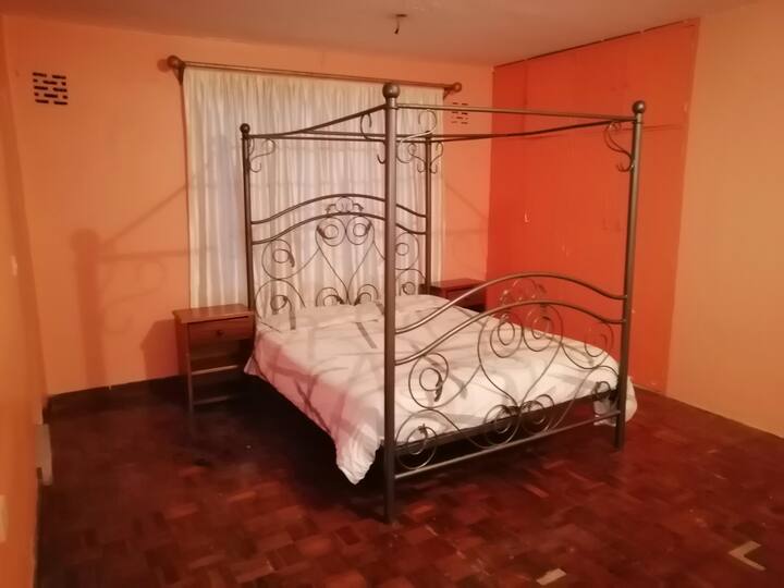 Dhomë gjumi kryesore e gjerë me banjë private 