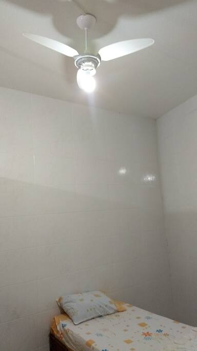 Cama com ventilador de teto