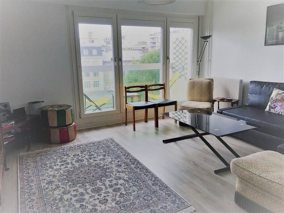 Salon lumineux et belle vue - the living room with a clear view and natural light
