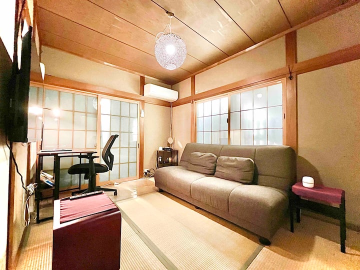 Tatami Living room with sofa.  
Also work desk and chair at 1F tatami room.  
A work desk and an armored chair are installed in the tatami living room next to the entrance on the first floor.
