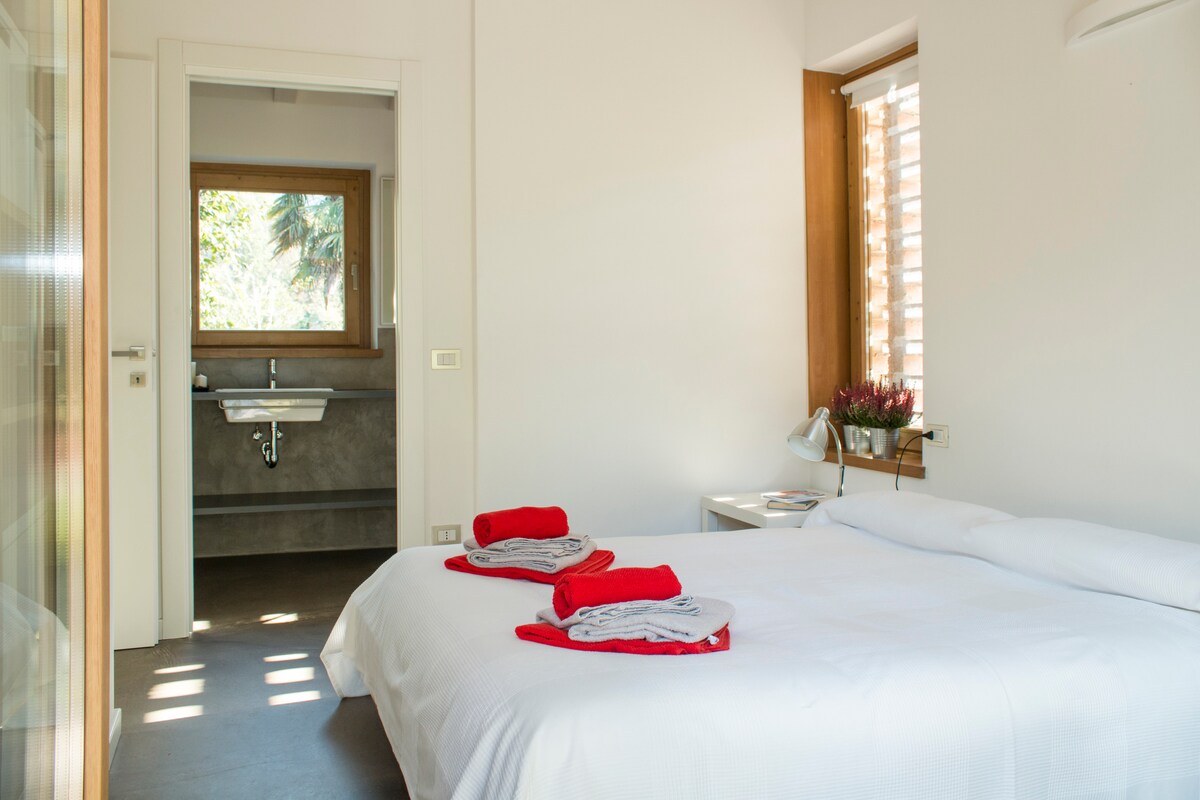 Chumba cha kulala kilicho na kitanda cha watu wawili ambapo unaweza kufikia bafu na bafu