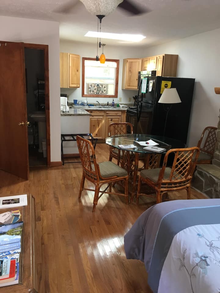 Cottage by the Greenbrier Cabins for Rent in Marlinton, West Virginia