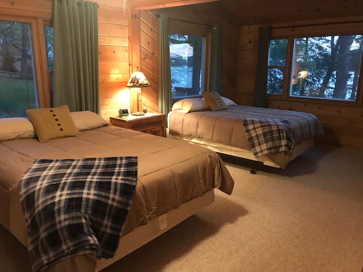 Chumba kikuu cha kulala kinatoa mandhari ya Ziwa Kuu!