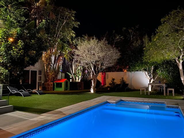 Luxurious and spacious family home in Camps Bay gallery image 2