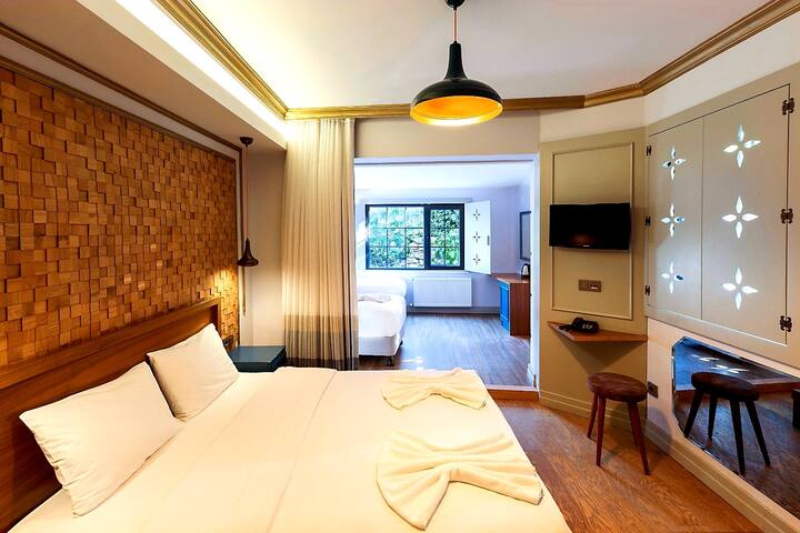 Oasis Adjacent Garden Suite – Central Old City gallery image 5