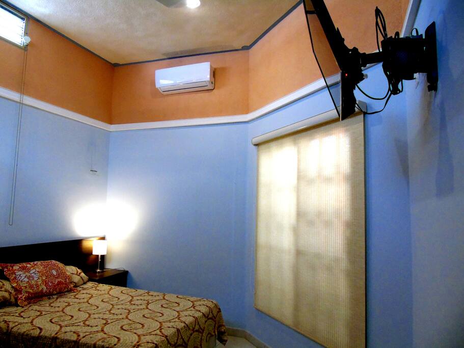 Recámara techo alto con mucha ventilación