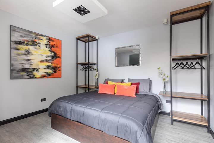 Hapa ni Master yetu Chumba cha kulala 5 katika Casa Soho Grande yetu.  Sanaa ya asili ya mitaa, bora katika taa, udhibiti wa AC, Smart TV, mwanga wa asili na bafuni kamili ya chumba kinakusubiri....