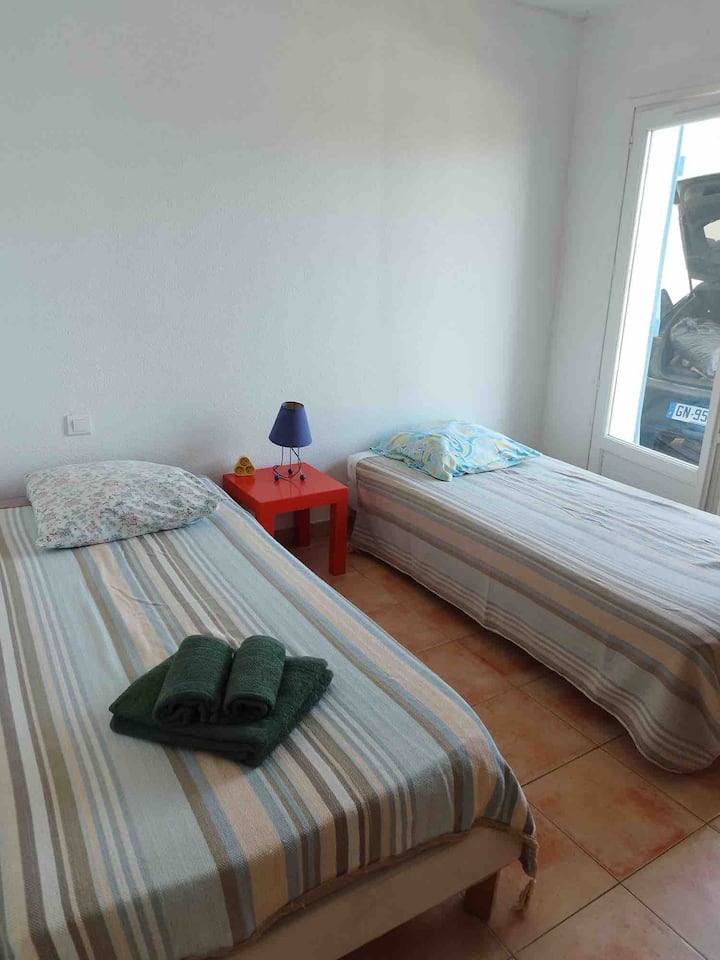 卧室配有两张单人床，可俯瞰前露台