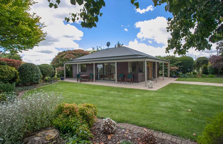 Lake Karapiro Dreaming Cottages For Rent In Cambridge Waikato