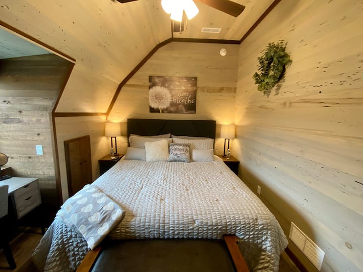 חדר שינה ראשי עם מיטת קינג סייז.