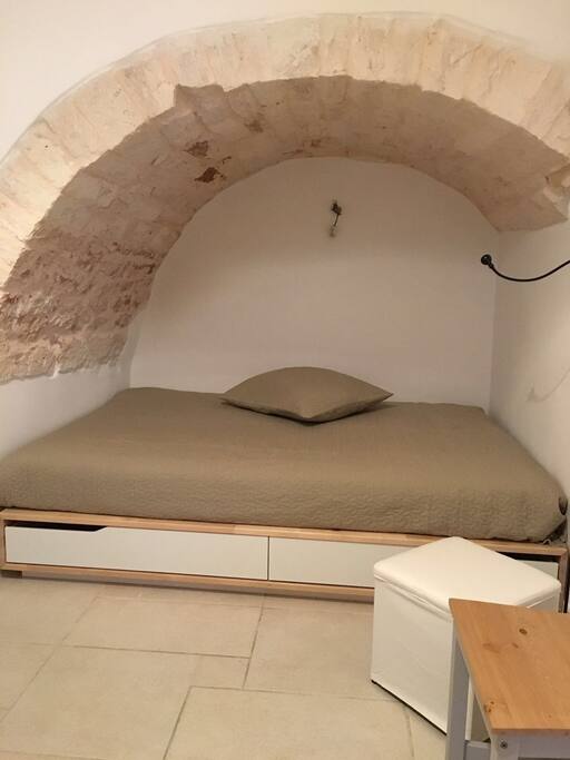 Französisches Bett mit Schubladen in kuscheligem Rundbogen