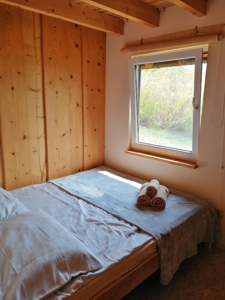 Det stora sovrummet har ett stort fönster med utsikt mot den gröna ängen i öster.
