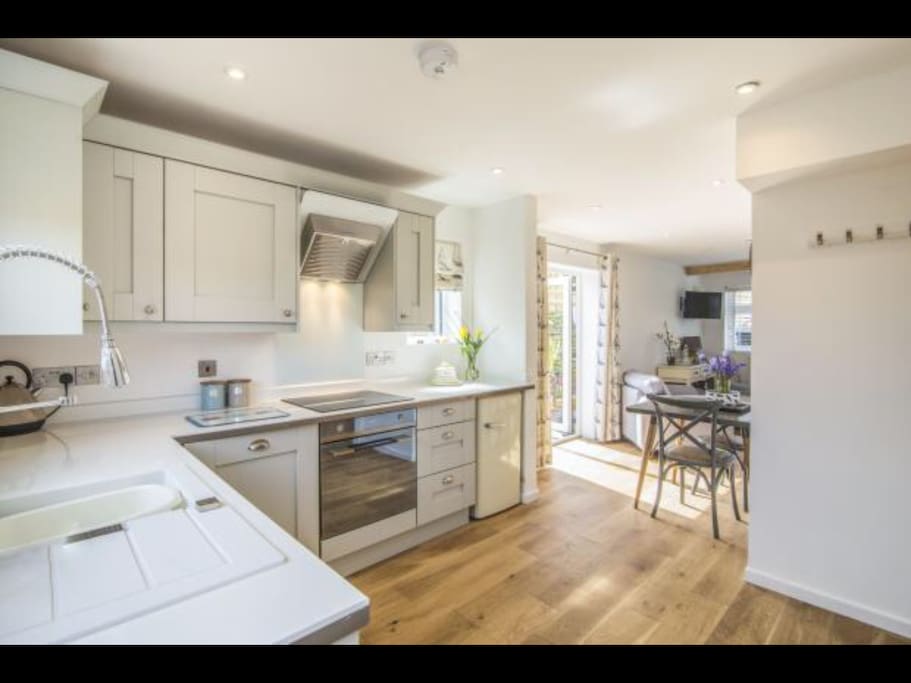 Fully Equiped kitchen with built in washer /dryer