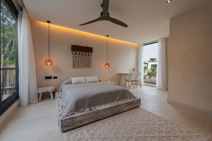 Queen size bedroom on the second floor, with private bathroom, window with pool view, and acces to a terrace. 