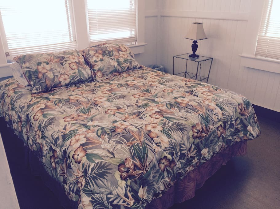 2 rooms with Queen size beds and lamps, one with ocean view