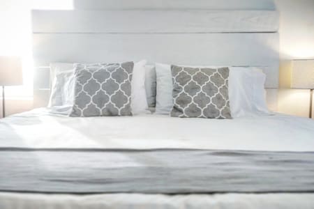 LOCATION! Walk to everything, Spa-like, pool/pier