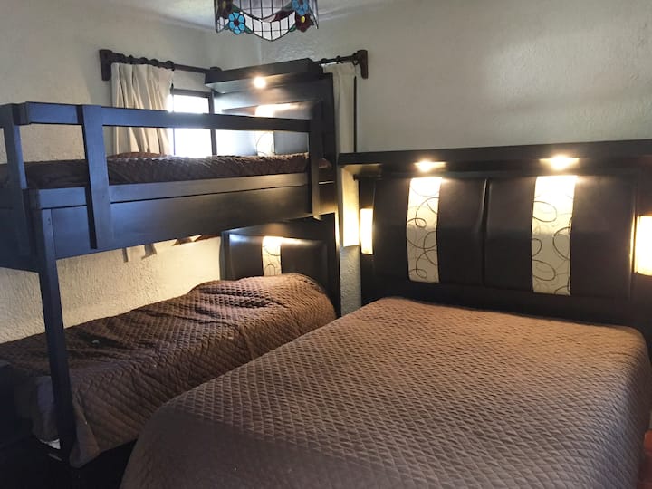 غرفة النوم رقم3 (سرير بحجم كبير وسرير بطابقين)