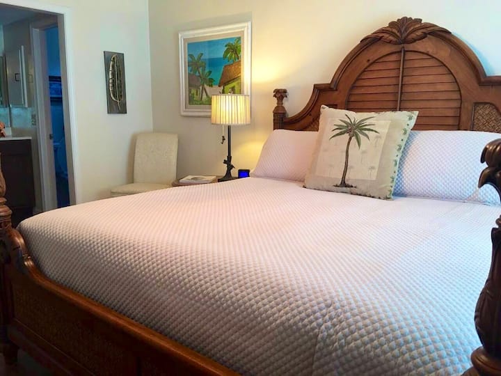 Glavna spavaća soba s bračnim krevetom i pripadajućom kupaonicom.  