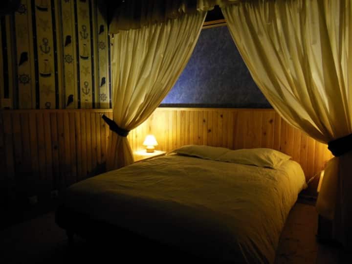 La chambre de l'Amiral est avec un lit double. Elle est exposée plein Est pour profiter du lever du soleil !