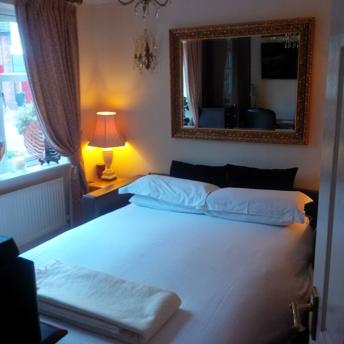 A lovely double room overlooking the front garden.