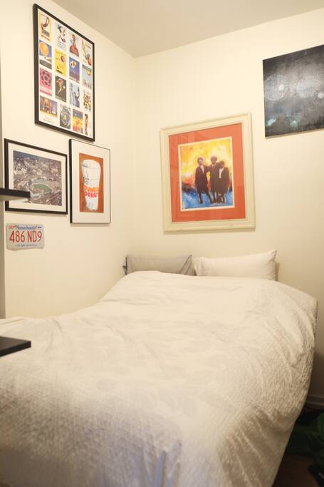 Bedroom 1, queen bed