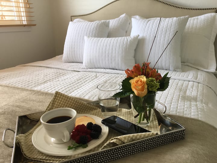 تحتوي غرفة النوم الثانية على أسرّة فاخرة مع مرتبة ميموري فوم ساخنة ولحاف سيبيري