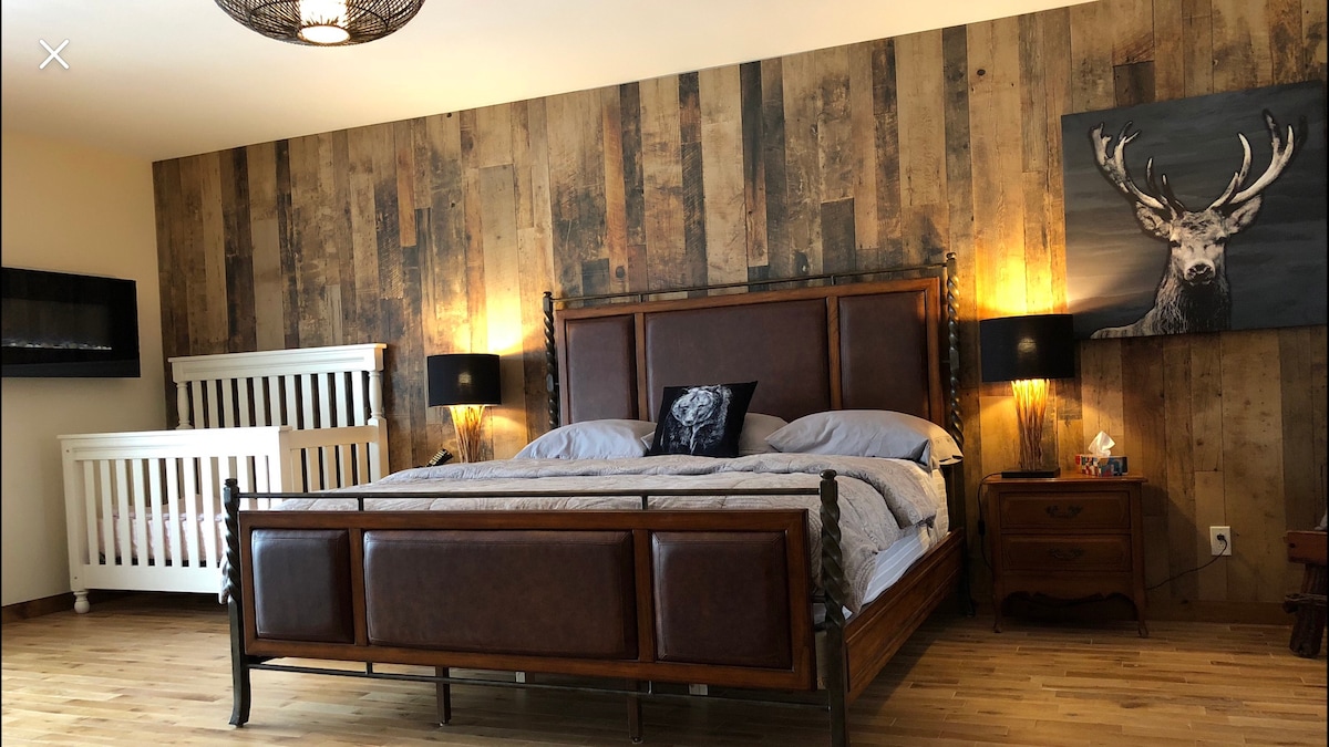 Este es el dormitorio principal con una cama tamaño king conectada a un baño completo. 