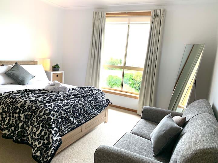 Საძინებელი 2 - ‘ოსტატი’- მოიცავს ორადგილიან საწოლს, ტახტს, შემოსასვლელ კვართს, მთელ სიგრძეზე სარკეს და მაღალჭერიან ბიჭს. 