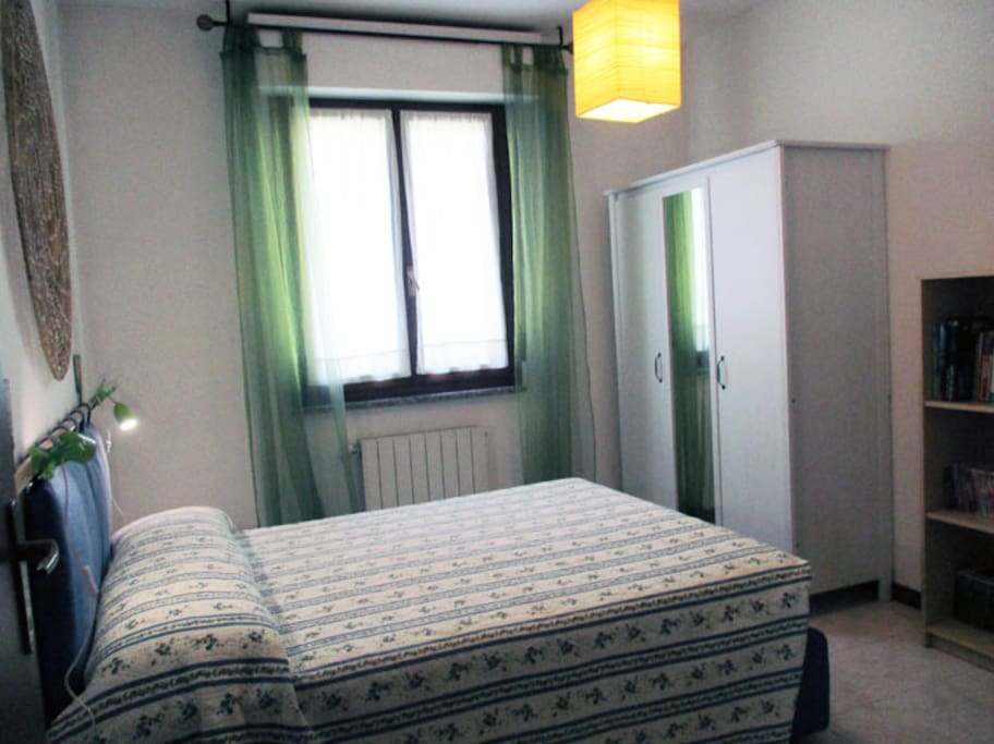 La camera è confortevole e comoda, con uno spazioso armadio a 3 ante e un vano contenitore sotto al letto matrimoniale