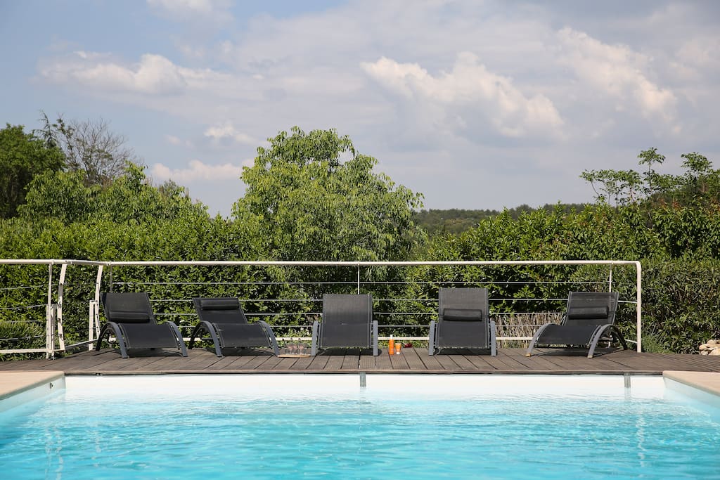 grande piscine avec de larges marches pour la securité des tous petits