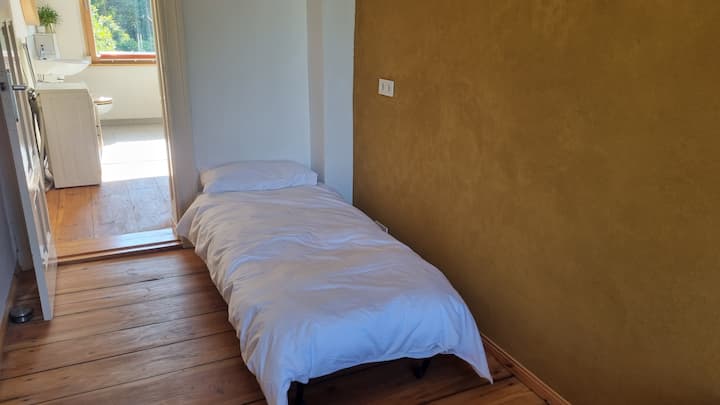 Cama individual en el dormitorio 