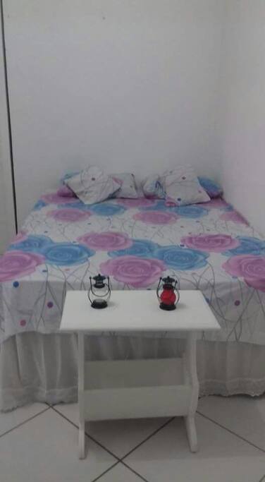 Quarto com cama de casal e sofá cama.