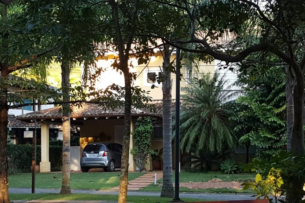 Essa é a entrada da casa vista a partir da rua.