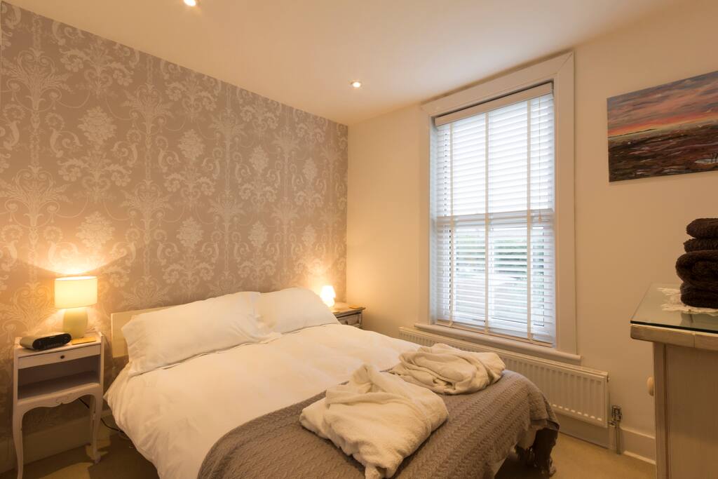 Queen bedroom (room 2)
