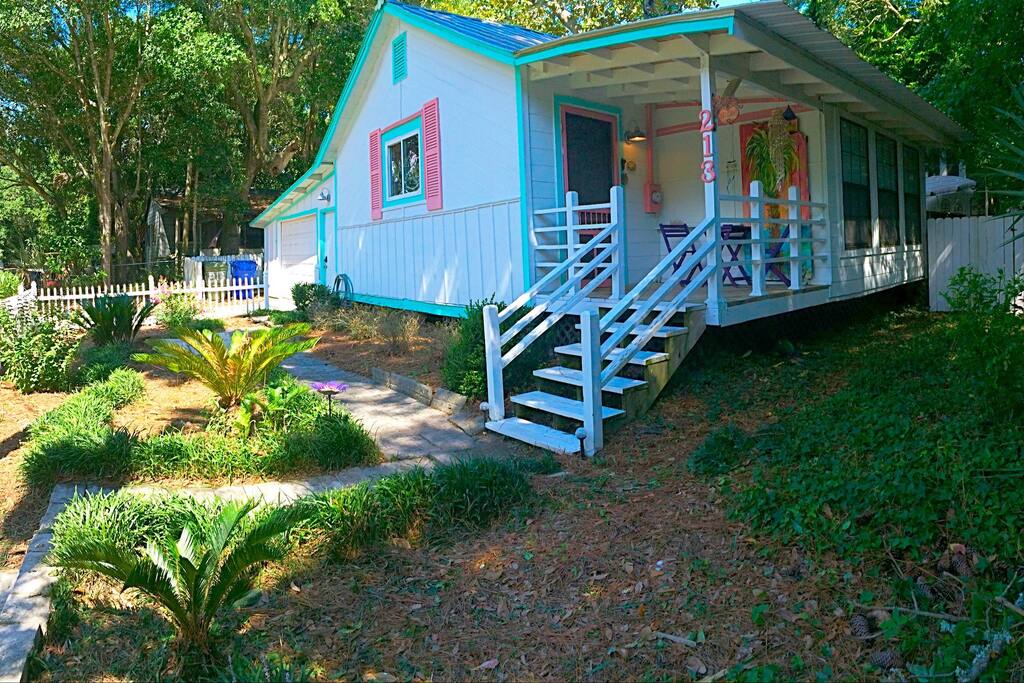 Charming yard and front porch to enjoy