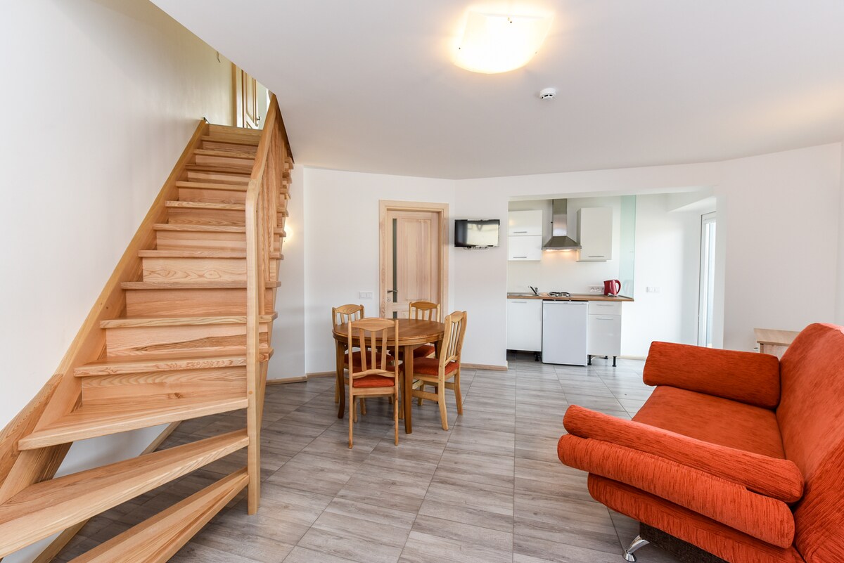 Woonkamer op de begane grond en eethoek