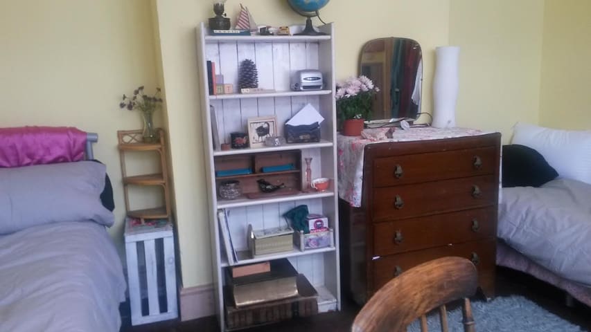 Bright Double room with 2 single beds for 1 or 2