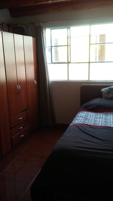 Es un apartamento relativamente pequeño es acogedor,Con tres habitaciones, Yo vivo en él,tengo disponible dos habitaciones. Sòlo hay un baño,cocina, comedor,sala pequeña un patio pequeño con una hamaca,en zona rural,el paisaje, Al rededor es, muy hermoso, muy verde,montañas arboles cerca de las minas de sal,y de los termales de tabio,de Bogotà Esta a cuarenta y cinco minutos, hay cerca un paisaje verde muy hermoso que se llama la cumbre y lo visita mucha gente, hay varios sitios turísticos como la reserva del neusa que es bellísima, las minas de sal que quedan en zipaquirà,los termales de tabio,el parque recreativo jaime duque,las cabañas de alpina que quedan en sopó,y a una hora con quince minutos,está la laguna de guatavita,es sencillamente majestuosa, mágica, misteriosa es realmente bellísima,colombia tiene unos paisajes bellisimos.