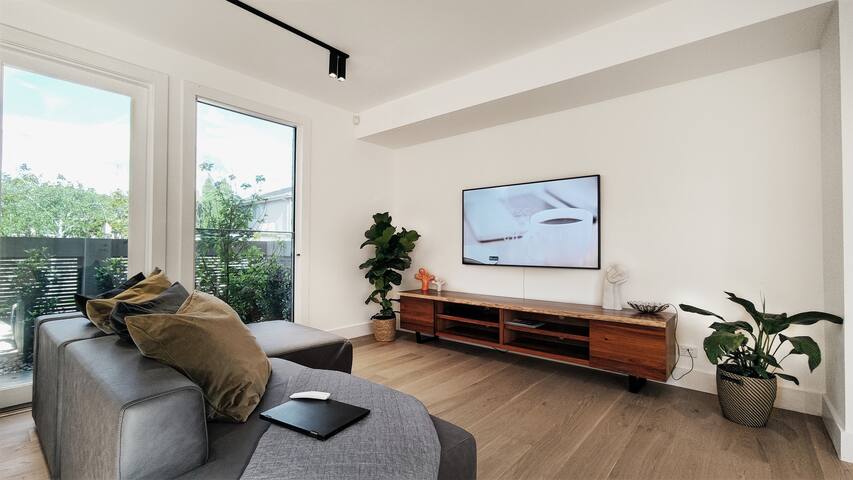 Luxury 4b/3.5b Modern Sauna Gym Garden House gallery image 5