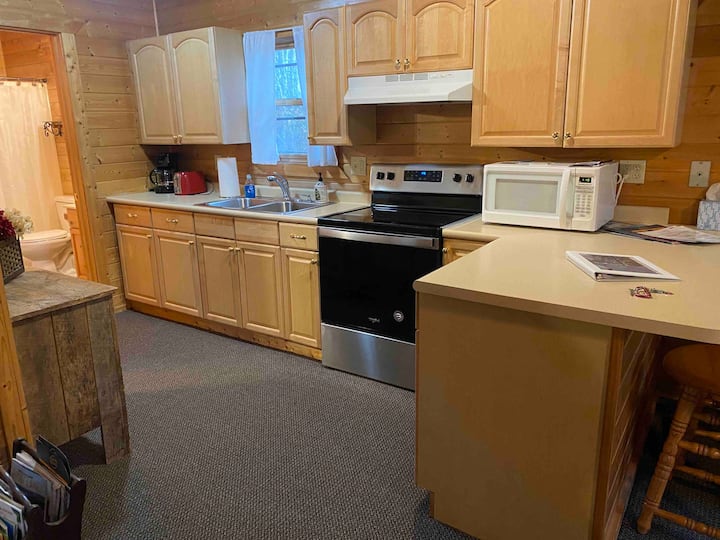 Private Cottage w/Queen Bed + Lakes, golfing, etc.