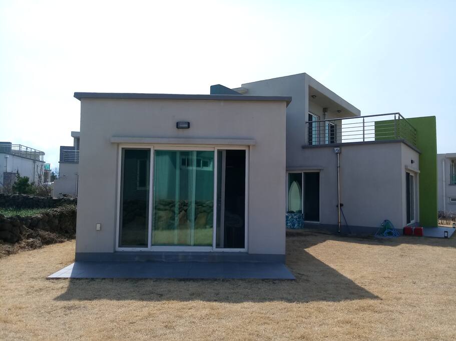 마당에서 본 별채 모습