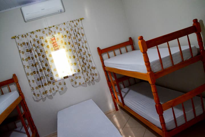Quarto nº 2, com 2 beliches e 1 cama de solteiro