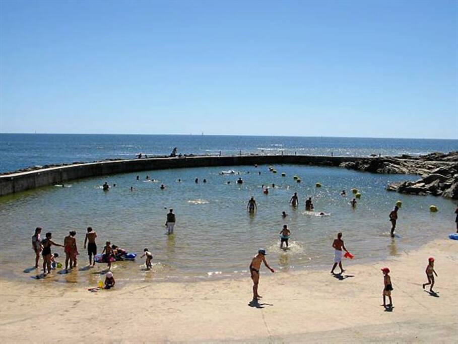 piscine artificielle à dix minutes à pied