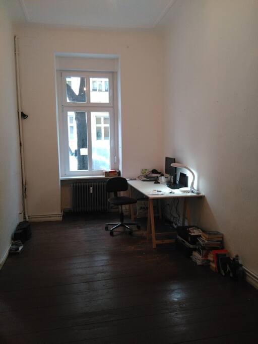 Arbeitszimmer / office room (it is greener with more plants now)