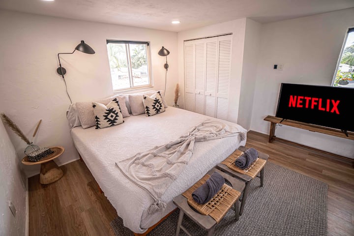 Disfruta de una buena noche de descanso en esta cómoda cama tamaño king.  