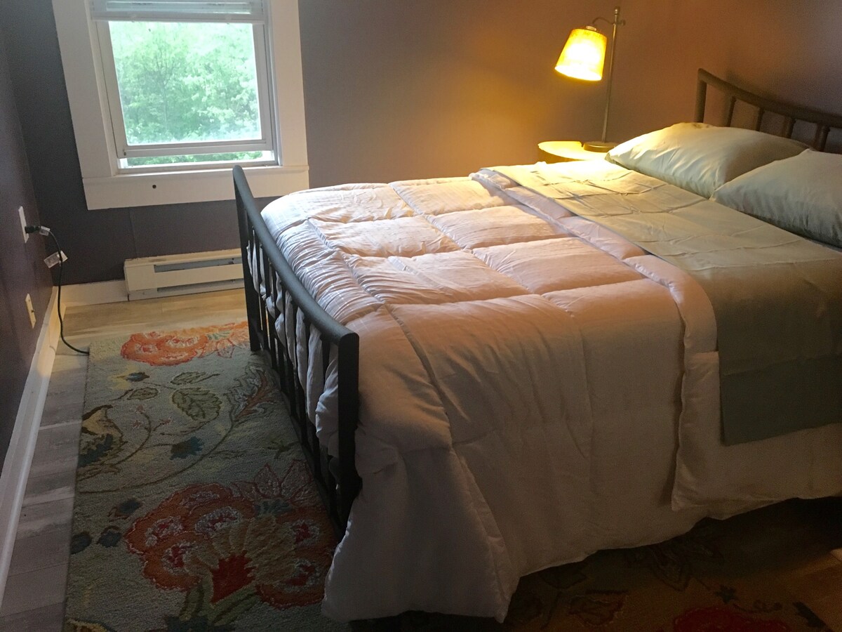 Спална соба бр. 2 со цел кревет, плакар, тавански вентилатор